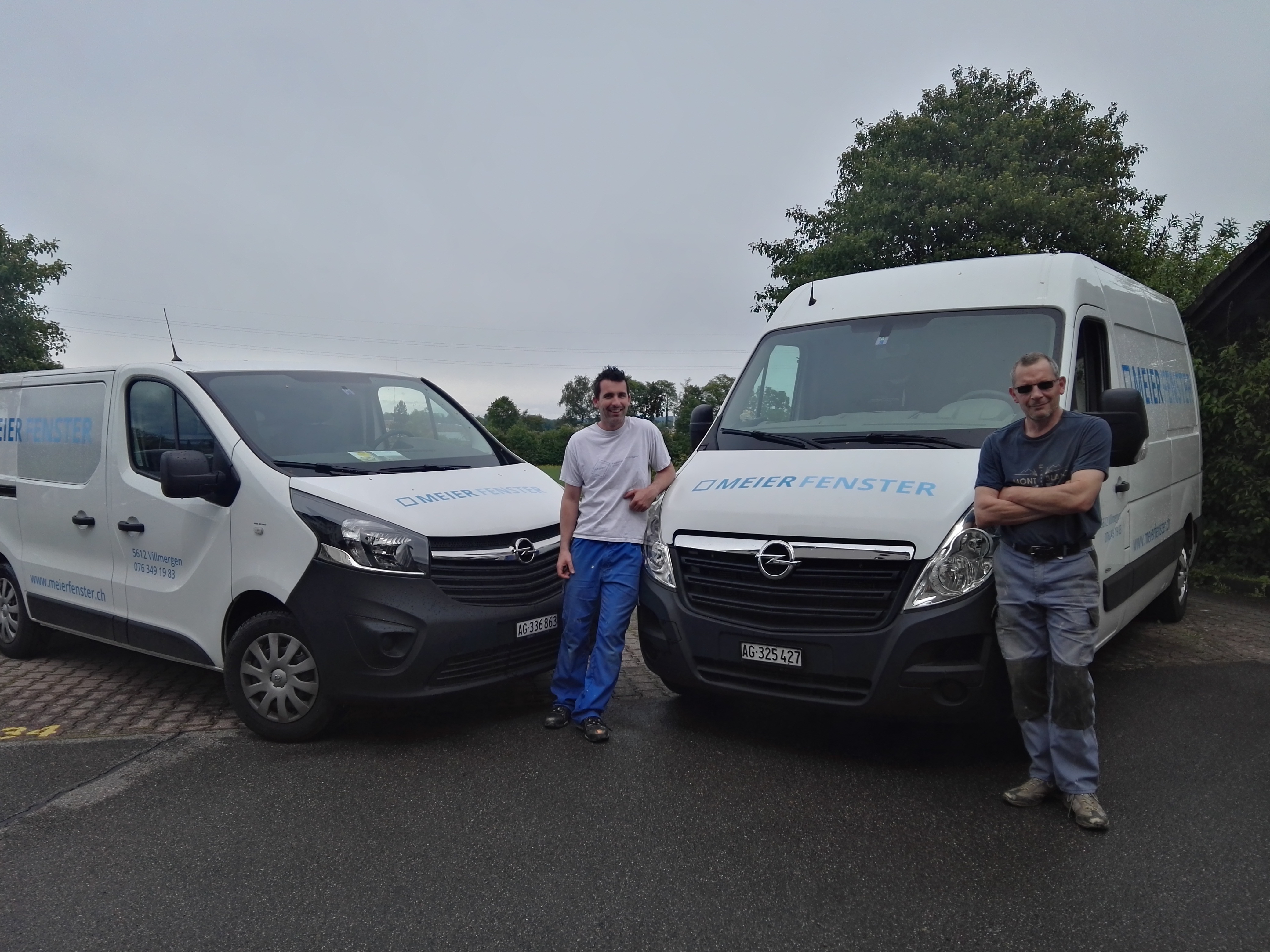 Meier Fenster Team mit Firmenfahrzeugen